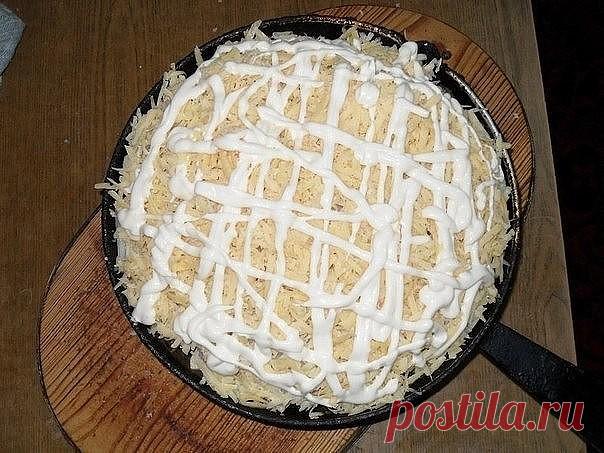 Картошка по-королевски

Ингредиенты:

- 1 кг сырого картофеля
- 1 большая луковица
- 400 г куриного филе
- 200 г твердого сыра
- соль
- перец по вкусу
- 3 столовых ложки подсолнечного масла

Приготовление:

В первую очередь занимаемся мясом, для этого нам потребуется небольшой кусочек филе, примерно 400 грамм

Отбиваем филе на разделочной доске при помощи молоточка. Лучше отбивать большими зубцами, так как маленькие рвут мясо.

После того как мы слегка отбили мясо с двух с...