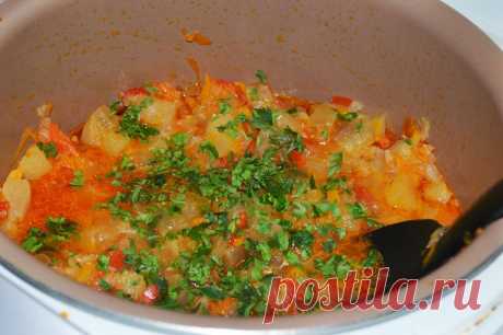 Яркое рагу из овощных культур с баклажанами