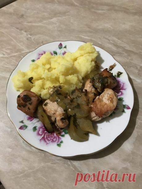 Индейка, запечённая с яблоком и домашним картофелем