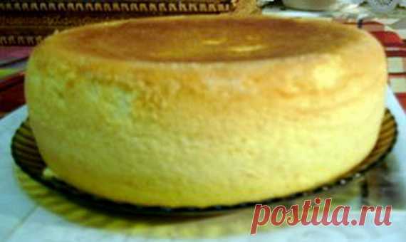 Бисквит в мультиварке Panasonic Белки взбить с лимонной кислотой на небольшой скорости до образования пены, затем, постепенно добавляя половину нормы сахара, продолжить взбивание на высокой скорости. Взбивать до устойчивых пиков. Желтки взбить с оставш