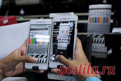 Миру предсказали нехватку смартфонов. Производителей гаджетов в конце года ожидает заметный спад продаж из-за мировой нехватки микрочипов. Своими ожиданиями с Bloomberg поделился главный партнер Apple по сборке устройств – компания Hon Hai Precision Industry. Там считают, что в третьем квартале производители смогут выпустить меньше техники, чем весной.