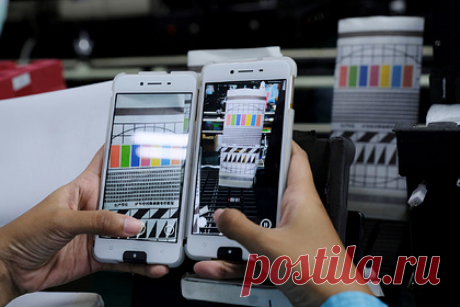 Миру предсказали нехватку смартфонов. Производителей гаджетов в конце года ожидает заметный спад продаж из-за мировой нехватки микрочипов. Своими ожиданиями с Bloomberg поделился главный партнер Apple по сборке устройств – компания Hon Hai Precision Industry. Там считают, что в третьем квартале производители смогут выпустить меньше техники, чем весной.