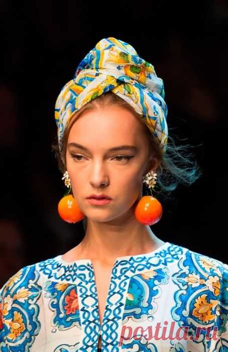 Платок на голову: 15 примеров того, как носить главную must-have вещь сезона