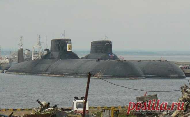 Самая большая подводная лодка в мире 23 сентября 1980 года на судостроительной верфи города Северодвинска, на гладь Белого моря была спущена первая советская подводная лодка класса «Акула». Когда корпус ее был еще в стапелях, на его носу...