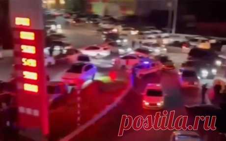 ТАСС узнал цель напавших на полицейских в Ингушетии. Открывшие стрельбу по машине с полицейскими в Ингушетии, предположительно, собирались убить заместителя главы Центра «Э» МВД по республике Адама Хамхоева, сообщает ТАСС со ссылкой на источник в правоохранительных органах.