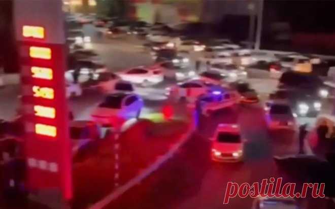 ТАСС узнал цель напавших на полицейских в Ингушетии. Открывшие стрельбу по машине с полицейскими в Ингушетии, предположительно, собирались убить заместителя главы Центра «Э» МВД по республике Адама Хамхоева, сообщает ТАСС со ссылкой на источник в правоохранительных органах.
