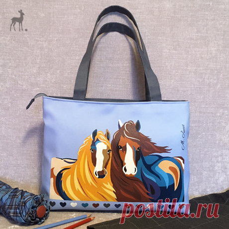 Модный тренд: изображение пары лошадей
Вот такая яркая, необычная сумка получилась. Изделие издали привлекает внимание благодаря насыщенным, контрастным цветам и оригинальному изображению. #сумкаслошадьми #лошади #голубаясумка #модныесумки #сумкимосква