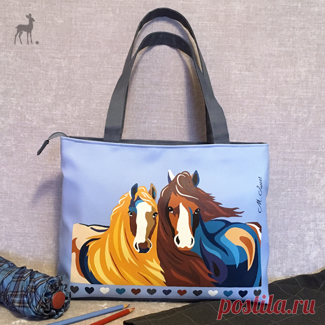 Модный тренд: изображение пары лошадей
Вот такая яркая, необычная сумка получилась. Изделие издали привлекает внимание благодаря насыщенным, контрастным цветам и оригинальному изображению. #сумкаслошадьми #лошади #голубаясумка #модныесумки #сумкимосква