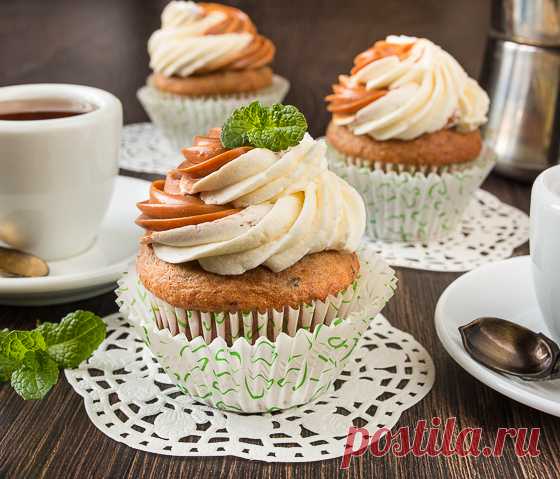 Банановые капкейки с двумя кремами на Вкусном Блоге Ура! Я вернулась к вам с новыми рецептами. Первым будет рецепт новых капкейков – банановый кекс-основа плюс два крема – масляный со сливочным сыром и крем с вареной сгущенкой. сочетание отличное, капкейки получаются весьма и весьма гармоничными по вкусу. Готовить не сложно. Главная заковырка – выложить два крема в мешок…