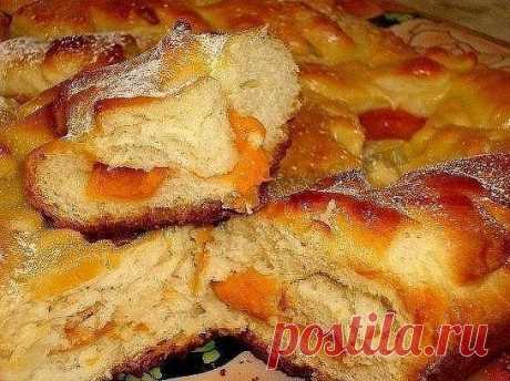 БЫСТРЫЙ ПИРОГ
Дешевый и простой, но вкусный пирог, который совсем не приедается, достаточно только менять начинки. Вишня, смородина, малина... Для начала попробуйте с яблоками и абрикосами.
Понадобится.
Яйца 2 шт., сахар 1 стакан, сметана 1 стакан, сливочное масло 1 ст. ложка, разрыхлитель 1 ч. ложка, мука 2 стакана, яблоки, абрикосы.
* Яблоки порезать дольками, а абрикосы поделить на 2 половинки и слегка присыпать сахаром. Оставить на полчаса.
* Яйца растереть с сахаром, добавить мягкое масло,