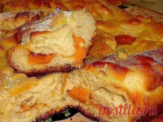 БЫСТРЫЙ ПИРОГ
Дешевый и простой, но вкусный пирог, который совсем не приедается, достаточно только менять начинки. Вишня, смородина, малина... Для начала попробуйте с яблоками и абрикосами.
Понадобится.
Яйца 2 шт., сахар 1 стакан, сметана 1 стакан, сливочное масло 1 ст. ложка, разрыхлитель 1 ч. ложка, мука 2 стакана, яблоки, абрикосы.
* Яблоки порезать дольками, а абрикосы поделить на 2 половинки и слегка присыпать сахаром. Оставить на полчаса.
* Яйца растереть с сахаром, добавить мягкое масло,