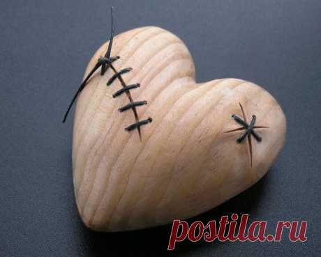 Не кричите, не надо гнева — отложите его до завтра.
Поругаться — простое дело, сложно дружбу вернуть обратно.
Что разрушено — не исправить, и хотя заживают раны,
остаётся о прошлом память, остаются на сердце шрамы…