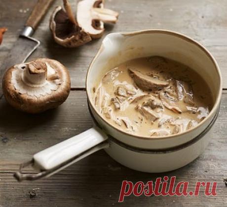 УНИВЕРСАЛЬНЫЙ ГРИБНОЙ СОУС

Грибной соус домашнего приготовления по старинному французскому рецепту. Порадуйте себя новым грибным вкусом.

Ингредиенты:
200 г шампиньонов
1 большая луковица
150г сметаны
растительное масло
зелень, соль

Приготовление:

Накрошить мелко грибы и лук в кастрюльку и тушить под крышкой 15 минут на растительном масле.

Затем добавляем сметану и тушим минут 5.

Соус остужаем и добавляем измельченную зелень, можно измельчить все в блендере до однород...