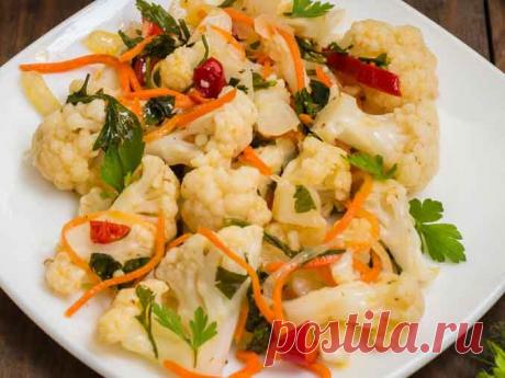 Как приготовить цветную капусту по-корейски Цветная капуста «по-корейски» - это безумно вкусно! Готовится просто, но все гости и домочадцы будут в восторге от такой закуски. Наслаждайтесь!