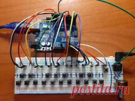 Четырёхголосный синтезатор на Arduino Uno Автор Instructables под ником rgco придумал четырёхголосный 1,5-октавный синтезатор на Arduino Uno. Для сравнения, широко распространённые детские синтезаторы, отличающиеся друг от друга только оформлением и выполненные одном и том же чипе - трёхголосные. Правда, они могут автоматически