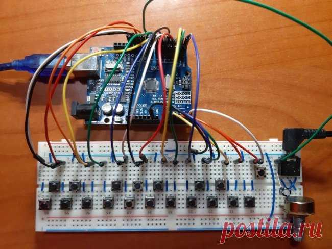 Четырёхголосный синтезатор на Arduino Uno Автор Instructables под ником rgco придумал четырёхголосный 1,5-октавный синтезатор на Arduino Uno. Для сравнения, широко распространённые детские синтезаторы, отличающиеся друг от друга только оформлением и выполненные одном и том же чипе - трёхголосные. Правда, они могут автоматически