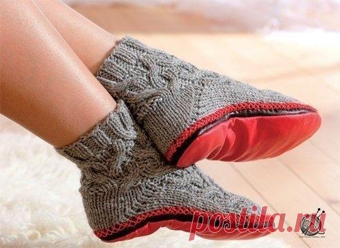 Как связать носки с подошвой: описание и схема Что понадобитсяМатериалы: Пряжа альпака, 100% шерсть (Peruwool) серого цвета 100 м/50 г - 1 моток, Искусственная кожа красного и коричневого цвета, Красная пряжа для отделкиИнструменты: Спицы № 4 (набор из 5 штук для носков), вспомогательная спица, гобеленовая иглаРазмер носок -...