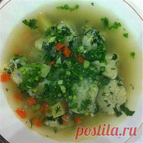 Куриный суп с клецками со шпинатом.