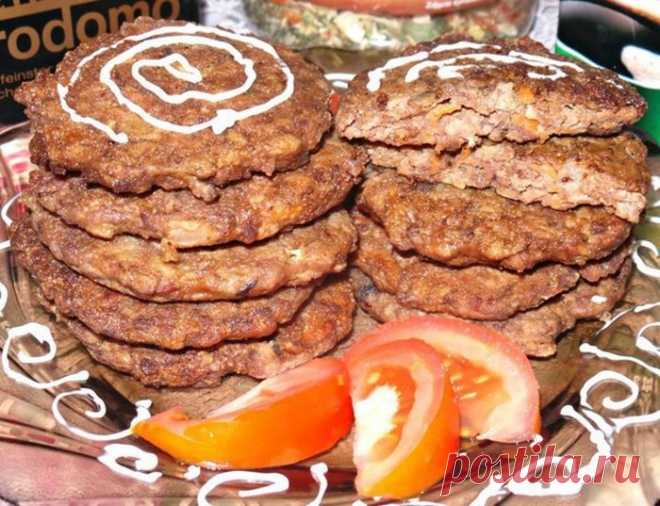 Печёночные котлеты с манкой и морковью. Таких вкусных я еще не готовила! 
Ингредиенты:

куриная печень- 500 гр
манная крупа — 6-7 ст. ложек
лук — 2 шт.
морковь — 1 шт
чеснок — 2 зубчика
сода пищевая — на кончике ножа
перец — по вкусу
соль — по вкусу
мука
растительное масло…