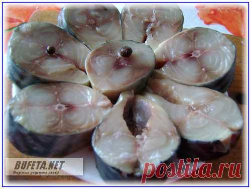 Соленая скумбрия пряного посола