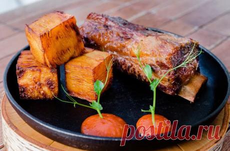 Запеченные говяжьи ребрышки с картофелем
Всем хороши ресторанные рецепты, в том числе и идеальными вкусовыми сочетаниями мясной основы с гарнирами и соусами. Вот и в этом рецепте ребрышки невозможно представить в отрыве от сладко-пряного…