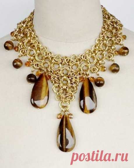 Collar en chainmail de bronce, ojos de tigre y cristales www.clovisdesignjoyas.com | Alexa Diseños