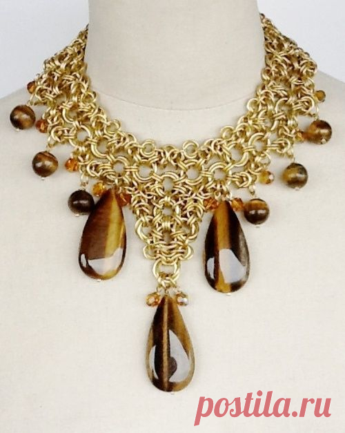 Collar en chainmail de bronce, ojos de tigre y cristales www.clovisdesignjoyas.com | Alexa Diseños