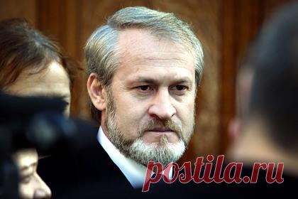 Кадыров пообещал сжечь бригадного генерала Ичкерии. Глава Чечни Рамзан Кадыров пригрозил расправой Ахмеду Закаеву, бывшему эмиссару чеченских сепаратистов, получившему политическое убежище в Великобритании. «Если ты еще раз произнесешь имя моего отца, то посмотришь, что с тобой станет. Даже если этот мир будет гореть синим пламенем, я сожгу тебя в нем», — сказал он.