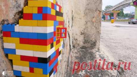 Лего-арт Трещина в стене, выпавший из фасада здания кирпич или сколотый угол - не слишком привлекательные элементы внешнего вида города. Но когда за дело берется немецкий художник Ян Форманн Jan Vormann , то любая дыра в стене становится, скорее, её украшением и изюминкой нежели изъяном.