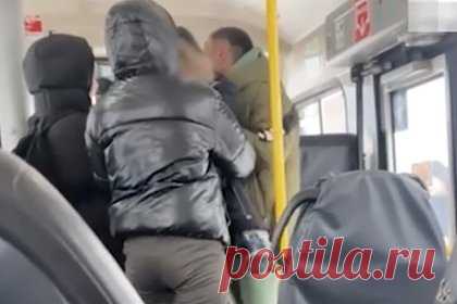 Россиянин с ребенком на руках набросился на водителя автобуса и попал на видео. В Екатеринбурге россиянин с ребенком на руках набросился на водителя автобуса, запретившего ему сесть на место кондуктора. Инцидент попал на видео. На кадрах видно, как пассажир с маленьким мальчиком в одной руке наносит удары водителю общественного транспорта и требует, чтобы тот вышел из автобуса.