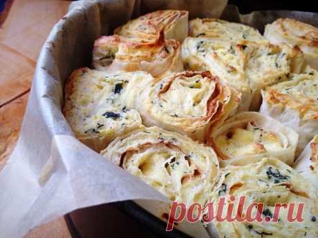 Слоёный пирог из лаваша с творогом, сыром и зеленью.