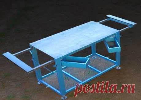 Простой и удобный сварочный стол Для сварочных работ хорошо бы иметь такую вещь как сварочный стол. На нем можно хранить разный сварочный инструмент, удобно разместить сварочный аппарат, подключив его к металлической столешнице, да и не нужно бояться, что твоя деревянная столешница прогорит при сварке. Столик автор сделал на