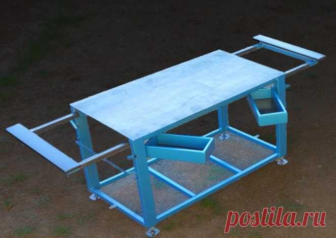 Простой и удобный сварочный стол Для сварочных работ хорошо бы иметь такую вещь как сварочный стол. На нем можно хранить разный сварочный инструмент, удобно разместить сварочный аппарат, подключив его к металлической столешнице, да и не нужно бояться, что твоя деревянная столешница прогорит при сварке. Столик автор сделал на