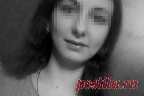 На дне озера нашли тумбочку с телом пропавшей россиянки. На дне карельского озера обнаружили тумбочку со спрятанным внутри телом россиянки. Страшная находка всплыла на озере в Сегежском районе. Внутри тумбочки находилось тело 31-летней Евгении Колмыковой, которая пропала 27 июня. В убийстве подозревается сожитель погибшей, мужчина регулярно ее избивал.