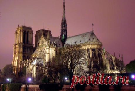Собор парижской богоматери Когда примерно в 1160 году началось строительство собора Парижской Богоматери (Notre-Dame), одного из старейших и известнейших готических соборов мира, первым архитектурным опытам в готическом стиле было не более 30 лет. Впоследствии фасады всех готических соборов во Франции стали строить, используя западный фасад Нотр-Дама как канонический образец.
