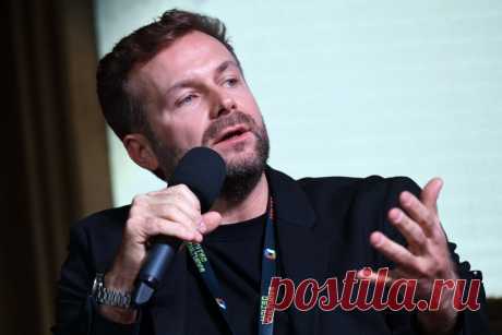 Премьера фильма «Декабрь» с Петровым в роли Есенина состоится в 2024 году. Как сообщил режиссер Клим Шипенко, фильм выйдет в прокат весной или осенью следующего года.