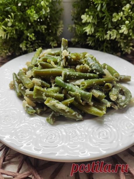 Стручковая фасоль с яйцом - сытное, вкусное и легкое блюдо из моего рациона стройности.  Особенно в сочетании с куриными фрикадельками и брокколи!
И, кстати, стручковую фасоль я покупаю в магазине "Мяснов", она там и дешевле, и выбор есть.
Фасоль можно брать замороженную, а можно только что снятую с грядки - это не принципиально.
У сорта "Флор" очень вкусная мякоть и нежный вкус, она хорошо сочетается с брокколи и фрикадельками.
Кстати, фрикадельки я для этого блюда делаю из куриного филе.
