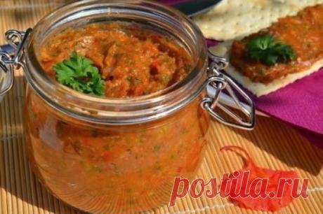 Самая вкусная и быстрая икра из баклажанов! Готовлю такую уже несколько сезонов!
Ингредиенты
Баклажан 1 кг
Помидор 5 шт.
Морковь 4 шт.
Чеснок 1 шт.
Лук 5 шт.
Болгарский перец 1 шт.
Перец чили 1 шт.
Соль 1,5 ч. л.
Подсолнечное масло 50 мл
Приготовление
Баклажаны вымойте, отрежьте плодоножки и разрежьте синенькие пополам, выложите на противень. Запекайте их в течение 25 минут при температуре 200 градусов.Вымойте и очистите от кожуры лук, чеснок, морковь, помидоры, очистите от семян болгарский и ос