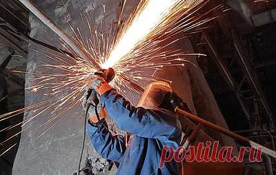 В Хабаровск из Мариуполя: как переселенцы собрали бригаду и работают на ТЭЦ. В Хабаровском крае большинство переселенцев с Украины уже нашли подходящую работу: одни устроились в строительные компании, другие — на лесопромышленные или горнорудные предприятия, кто-то занят в производстве лекарств, пассажирских перевозках или ремонте машин. Кто-то решил строить новую жизнь вместе с соотечественниками. Прибывший из Мариуполя Дмитрий Борисенко собрал целую бригаду из таких же, как он, крепких, не…