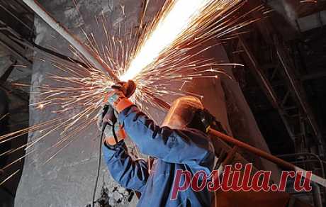 В Хабаровск из Мариуполя: как переселенцы собрали бригаду и работают на ТЭЦ. В Хабаровском крае большинство переселенцев с Украины уже нашли подходящую работу: одни устроились в строительные компании, другие — на лесопромышленные или горнорудные предприятия, кто-то занят в производстве лекарств, пассажирских перевозках или ремонте машин. Кто-то решил строить новую жизнь вместе с соотечественниками. Прибывший из Мариуполя Дмитрий Борисенко собрал целую бригаду из таких же, как он, крепких, не…