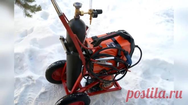 Удобная тележка для сварочного полуавтомата Приветствую всех любителей помастерить, предлагаю к рассмотрению инструкцию по изготовлению удобной и стильной тележки для сварочного оборудования. В тележке помещается большой баллон с углекислым газом, сварочный аппарат, а также маска, перчатки и прочие составляющие. В сборке тележка не сложная,