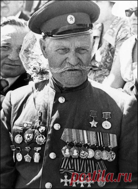 Казак Константин Недорубов, за первую мировую ставший полным Георгиевским кавалером, во время Великой Отечественной войны, под Кущевской, саблей зарубил семьдесят нацистов, за что получил ещё и звание Героя Советского Союза. / История цивилизаций!