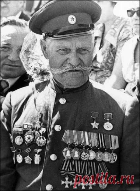 Казак Константин Недорубов, за первую мировую ставший полным Георгиевским кавалером, во время Великой Отечественной войны, под Кущевской, саблей зарубил семьдесят нацистов, за что получил ещё и звание Героя Советского Союза. / История цивилизаций!