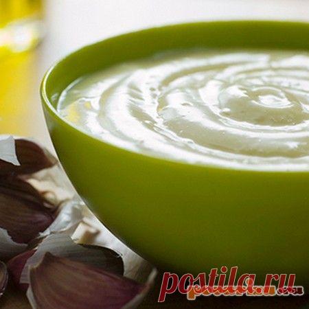 Айоли (Аioli) - прославленный соус Прованса Именно об этом соусе знаменитый поэт Прованса Ф. Мистраль писал, что он «…вбирает в себя жару и радость южного солнца…». Название соуса Айоли (Аioli) переводится как «чеснок-и-оливковое масло». Готовится он точно так же, как майонез – собственно, это и есть майонез, но с большим количеством чеснока.