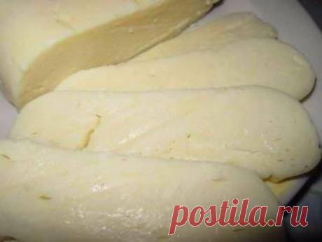 Низкокалорийный сыр собственного приготовления

Ингредиенты:

- 500 г творога 0%
- 0,5 стакана молока 2,5%
- 1/2 яйца
- 0,5 ч.л. мелкой соли
- 1/4 ч.л. соды
- сливочное масло 5 г (1 ч.л.)
- растительное масло
- 1ч.л. для смазки формы

Приготовление:

1. Творог нужен именно крупинками, сухой, не кремообразный, а то сыр не получится.
2. Положить творог в кастрюлю, залить молоком и поставить на маленький огонь. Варить, периодически помешивая 10-15 минут. Масса начнет разделят...