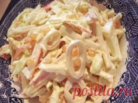 Три простых салатика с кальмарами 

1. Салат "Мартовский" 

Ингредиенты на 500 грамм кальмаров: 

- 5 свежих огурчиков; 
- банка консервированных ананасов; 
- 5 яиц; 
- густой майонез; 
- лимон. 

Приготовление: 

Подготавливаем кальмаров для салата 
Для приготовления салата с кальмарами, надо подготовить их. Стоит покупать тушки, которые сначала чистят, ошпаривая кипятком и вытягивая спинную хорду, засунув руку в кальмара. Потом счищают верхнюю пленку ножом или руками. Ка...