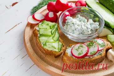 Салат с черемшой и зерненым творогом Ингредиенты: черемша - по вкусуредис - 7 шт. перец сладкий - 1 шт. масло оливковое - 3 ст. л. сок лимонный - 1 ст. л. соль - по вкусу перец черный молотый - по вкусу огурцы - 1 шт.зерненый творог - 4 ст. л.Приготовление:1.&nbsp;Промойте черемшу и нарежьте острым ножом: листья – крупно, а...