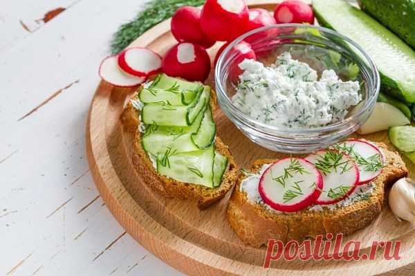 Салат с черемшой и зерненым творогом Ингредиенты: черемша - по вкусуредис - 7 шт. перец сладкий - 1 шт. масло оливковое - 3 ст. л. сок лимонный - 1 ст. л. соль - по вкусу перец черный молотый - по вкусу огурцы - 1 шт.зерненый творог - 4 ст. л.Приготовление:1. Промойте черемшу и нарежьте острым ножом: листья – крупно, а...