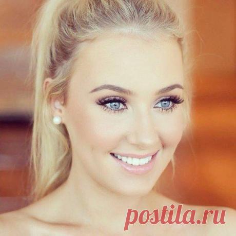 ОСВЕЖАЮЩАЯ МАСКА ПЕРЕД ВЫХОДОМ &quot;В СВЕТ&quot;  

Подогреть чайную ложку меда, добавить в нее 5-6 капель лимонного сока и одну чайную ложку растительного масла. Держать 20 минут, затем смыть вначале теплой, затем прохладной водой. 

Мгновенная маска с омолаживающим эффектом придает коже тонус, освежает, выравнивает тон лица.