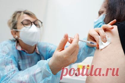 Во Франции допустили введение скрытой вакцинации от коронавируса. Глава Минздрава Франции Оливье Веран допустил, что в стране появится «скрытая форма» обязательной вакцинации от COVID-19. Об этом министр заявил в интервью порталу Brut. Он также добавил, что введение запретов посещать публичные места для граждан, не сделавших прививку от коронавируса, более действенно, чем штрафы.